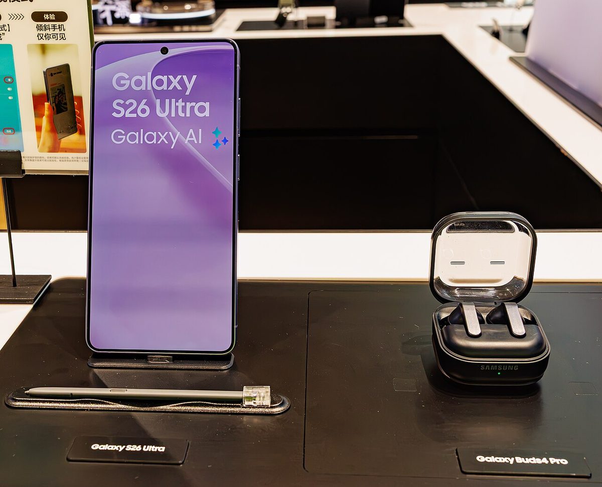 Смартфон Samsung Galaxy S26 Ultra и наушники Galaxy Buds4 Pro