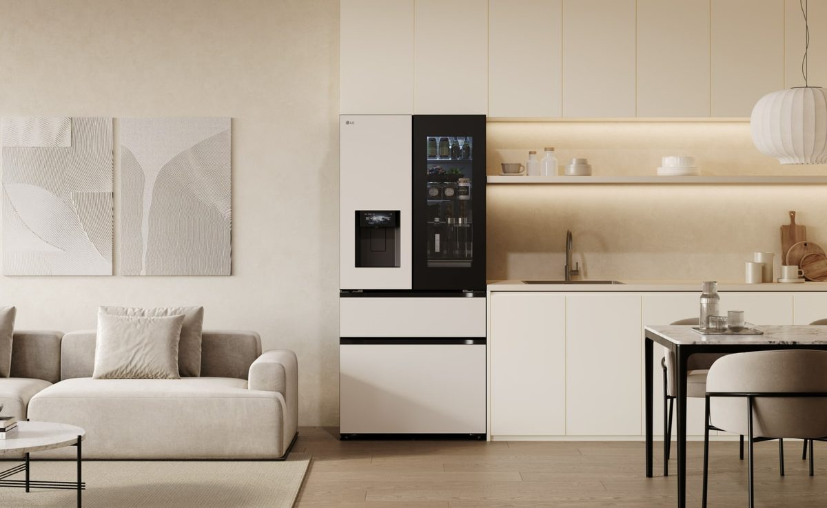 Холодильник LG InstaView со стеклянной панелью на дверце, встроенный в кухонный гарнитур