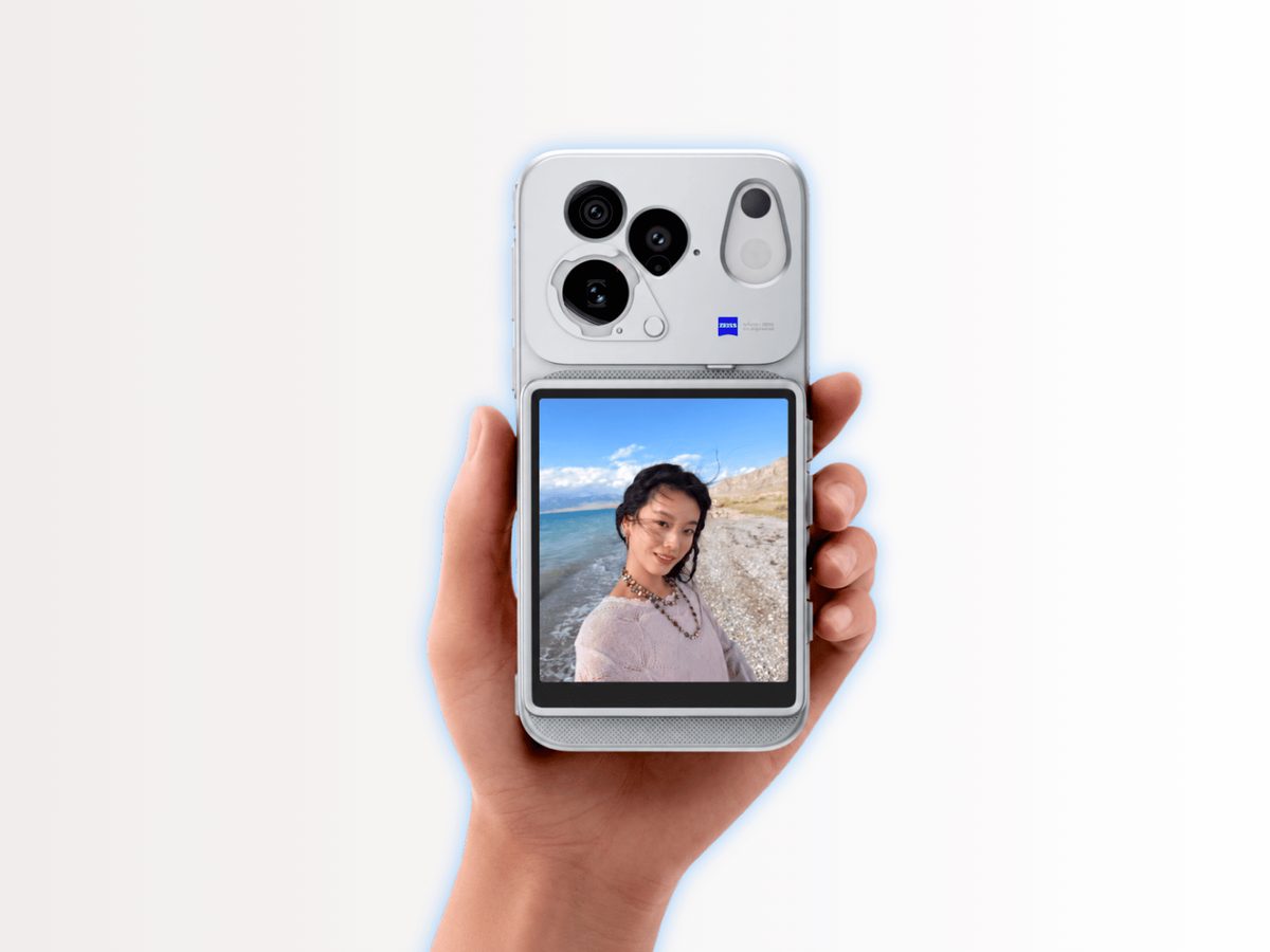 Смартфон vivo X500 в руке — виден блок камеры с логотипом Zeiss и фронтальный AMOLED-экран