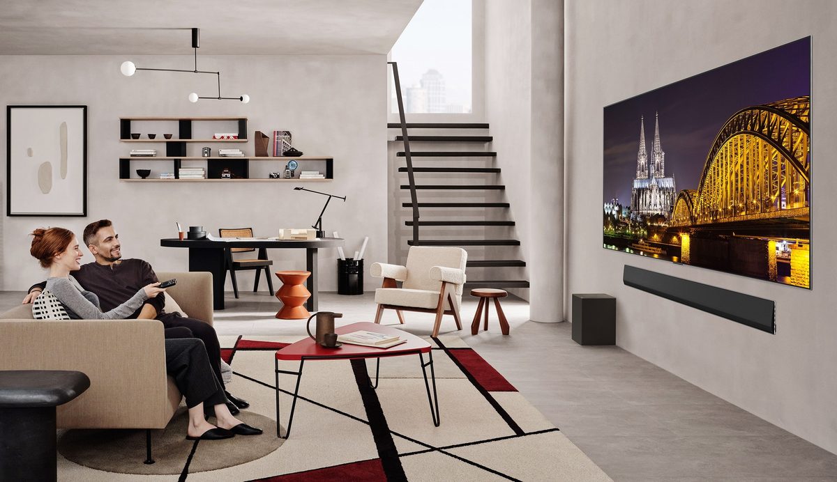 LG OLED evo G5 на стене в гостиной — пример современного телевизора с матрицей OLED