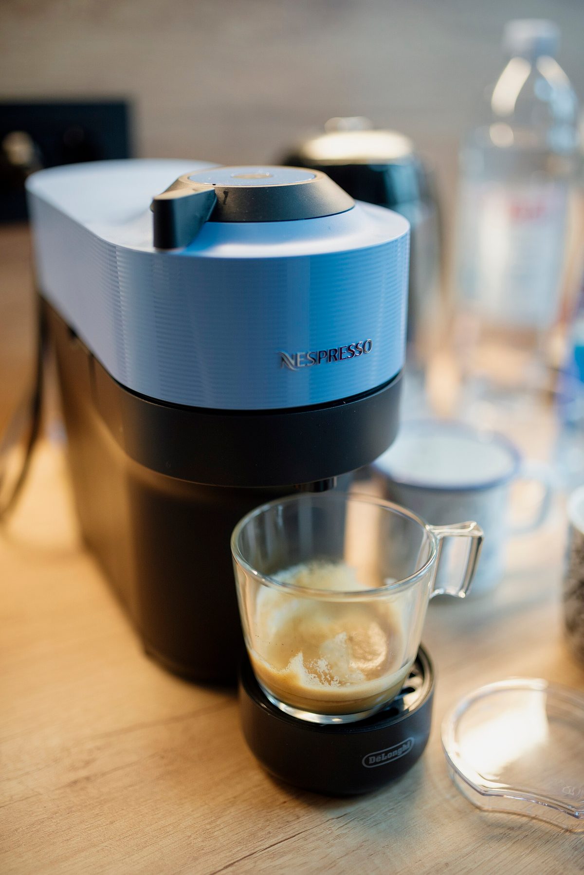 Капсульная кофемашина Nespresso De'Longhi готовит эспрессо на кухне — пример капсульного типа кофемашин, рассмотренных в гиде