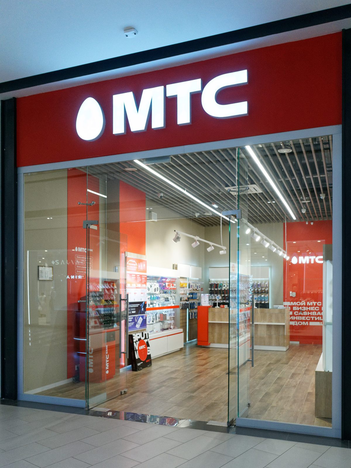 Салон МТС с витриной смартфонов и аксессуаров в торговом центре Москвы