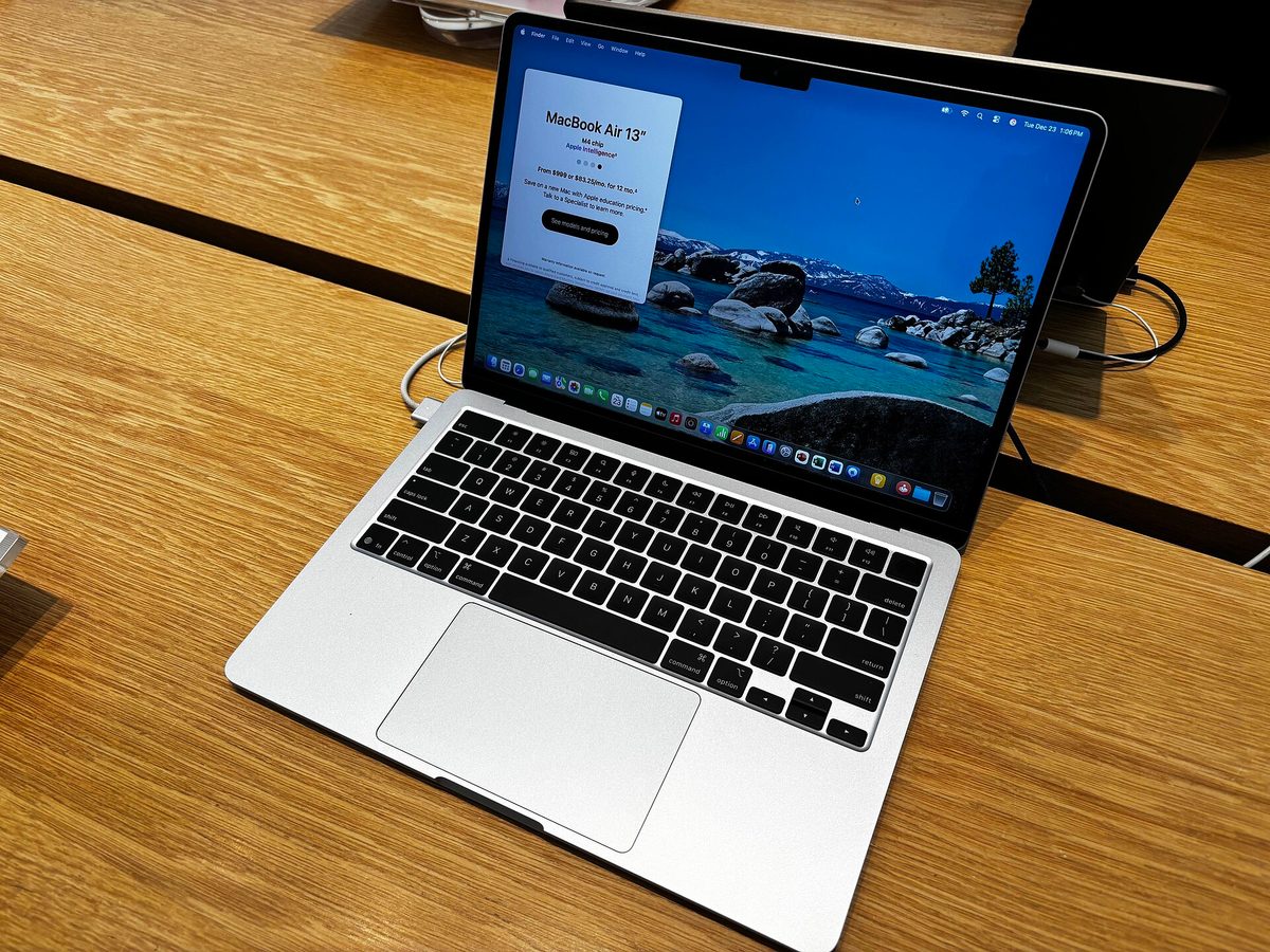 MacBook Air 13 с чипом M4 в цвете Silver, на экране — фирменная карточка с ценой модели
