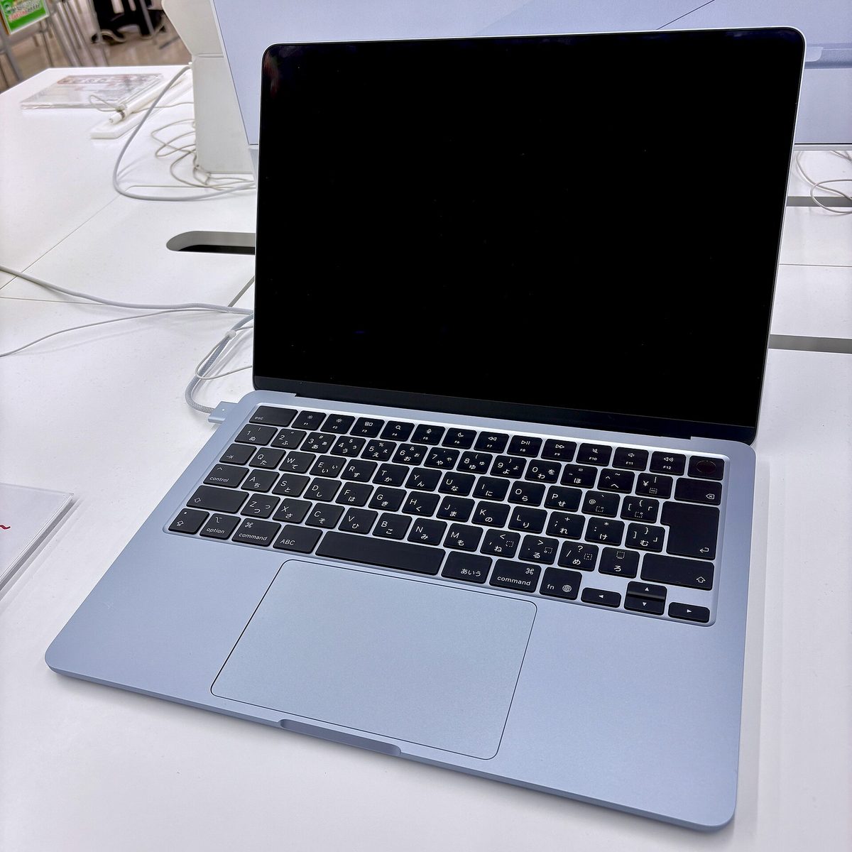 MacBook Air 13 с чипом M5 в цвете Sky Blue на витрине магазина электроники